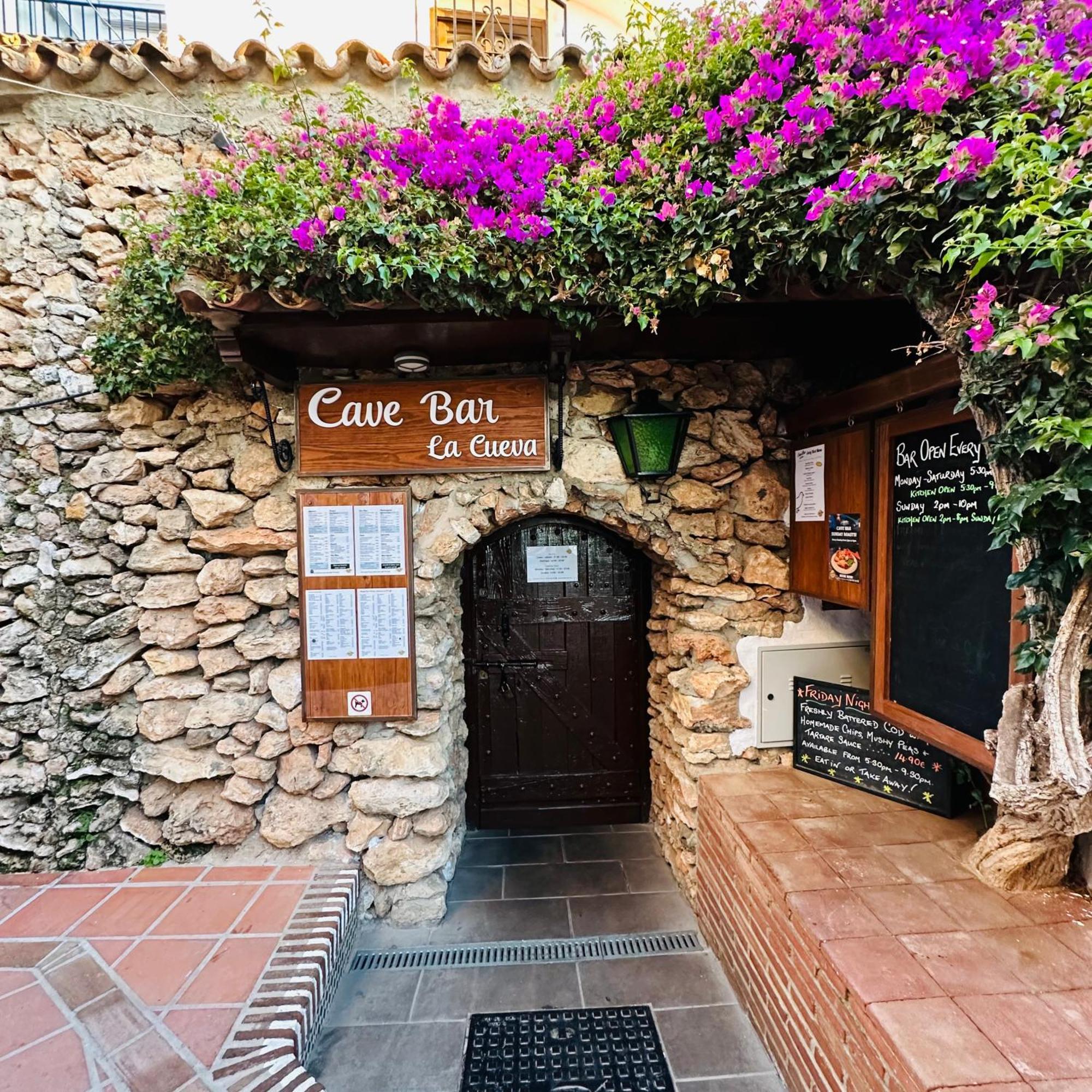 Right By The Pool Area In Capistrano Village! Nerja Luaran gambar